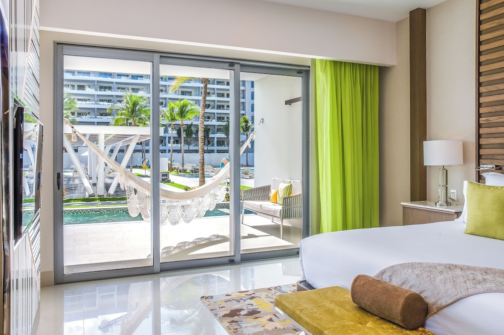 1 BEDROOM, SWIM UP