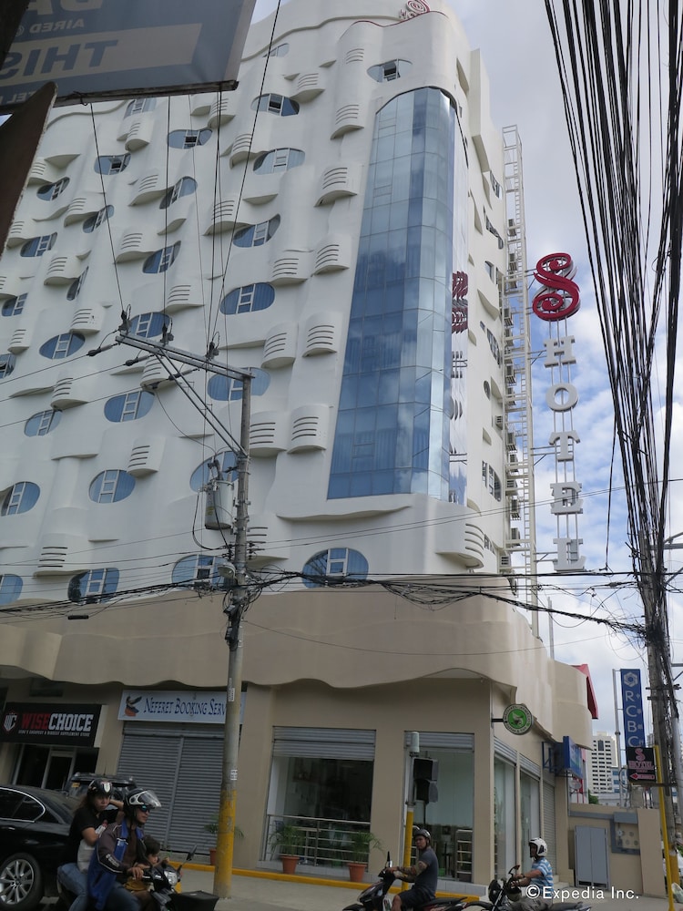 S Hotel and Residences 4/50
