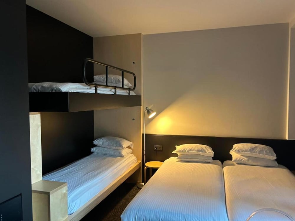 ROOM, QUADRUPLE