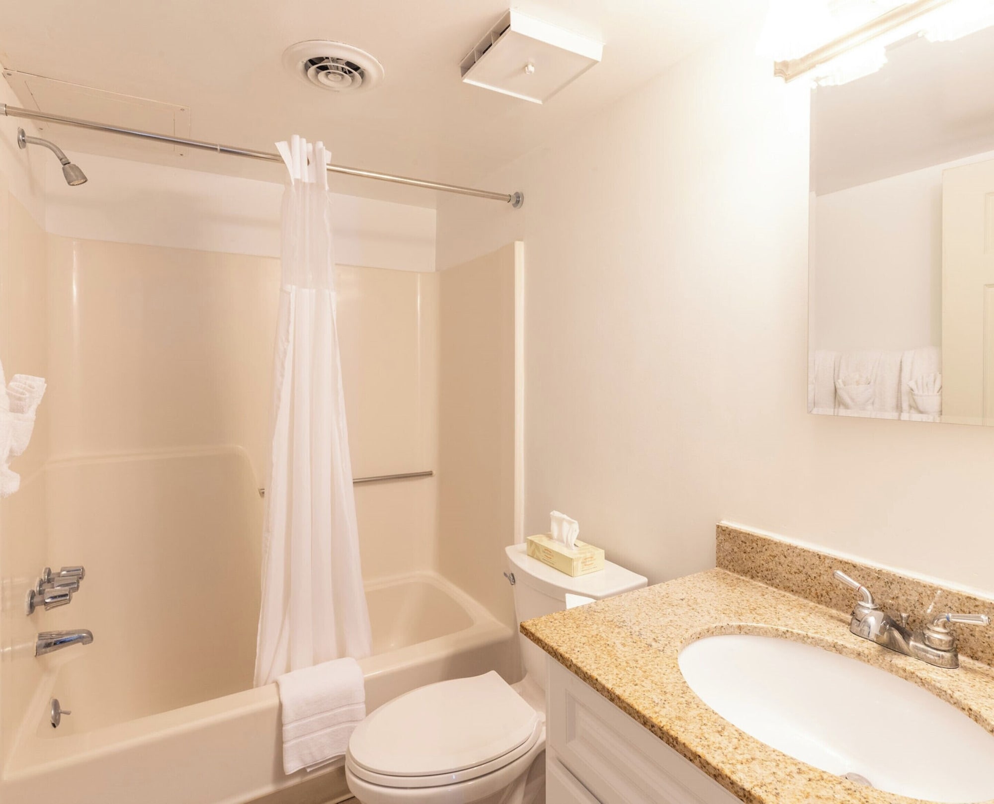 2 Bedrooms, Condo, Standard, King and Queen Bed, Single Bed, Bay View, Sofa, Balcony، Bay Club Resort 7/9