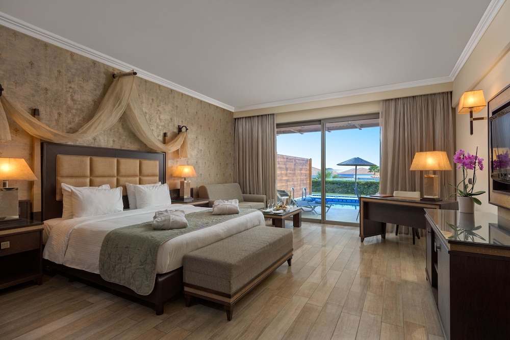 بنغل بسرير كينج مع أريكة بمسبح خاص