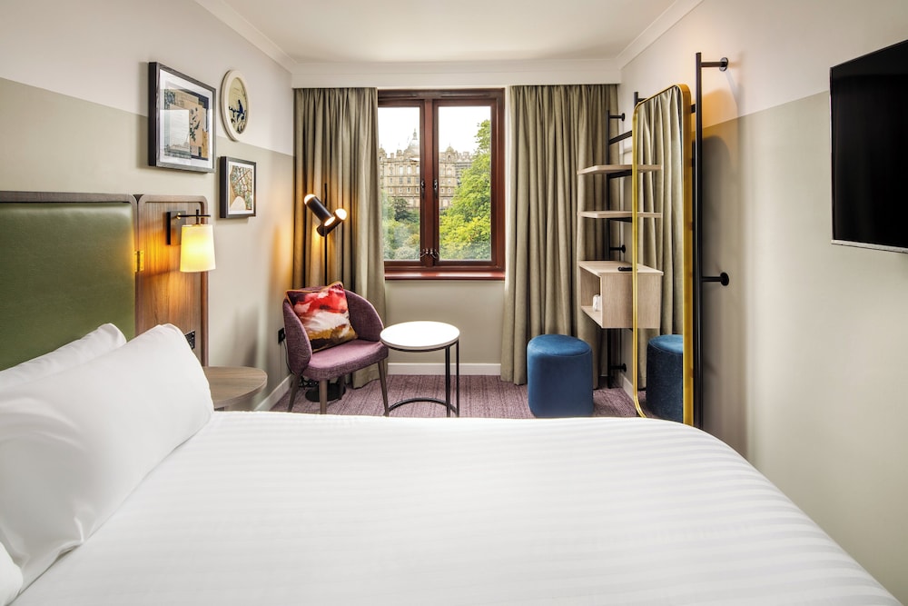 CLASSIC, QUEEN BED, CASTLE VIEW