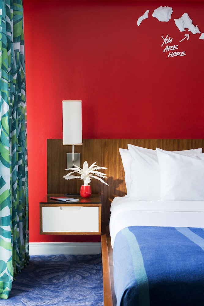 ROOM, DOUBLE BED