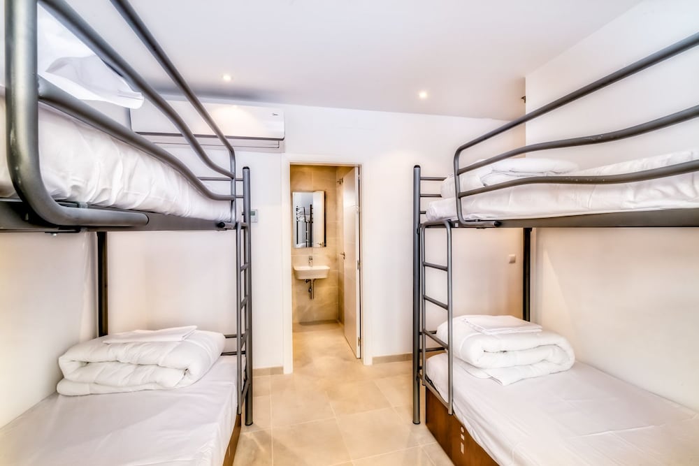 MIXED DORM, PRIVATE BATHROOM