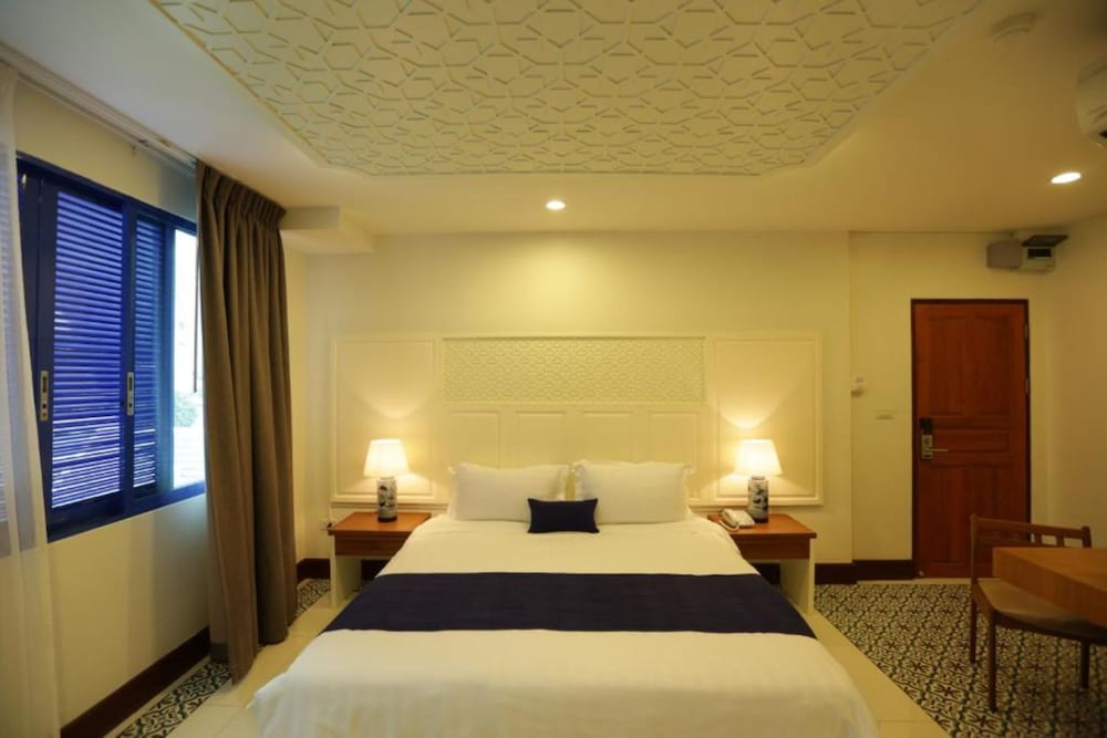 CLASSIC, DELUXE, DOUBLE BED