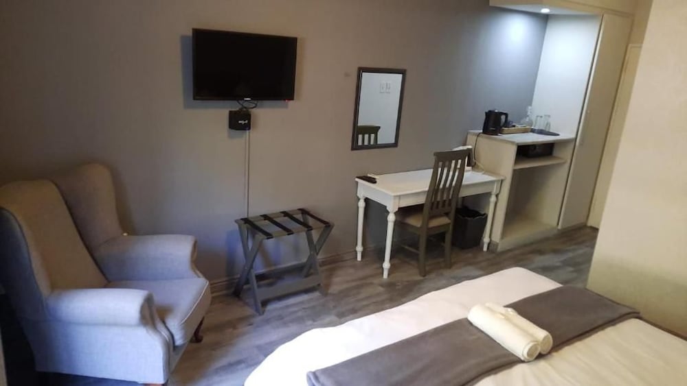 Outlook Lodge OR Tambo 28/35