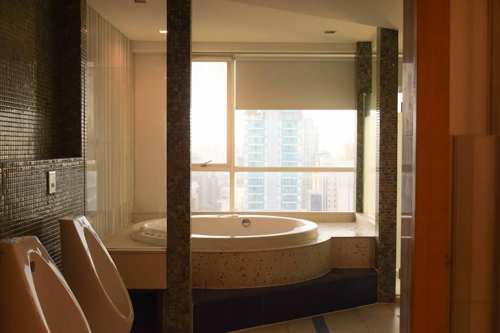 Urbana Langsuan Bangkok, Thailand 85/86