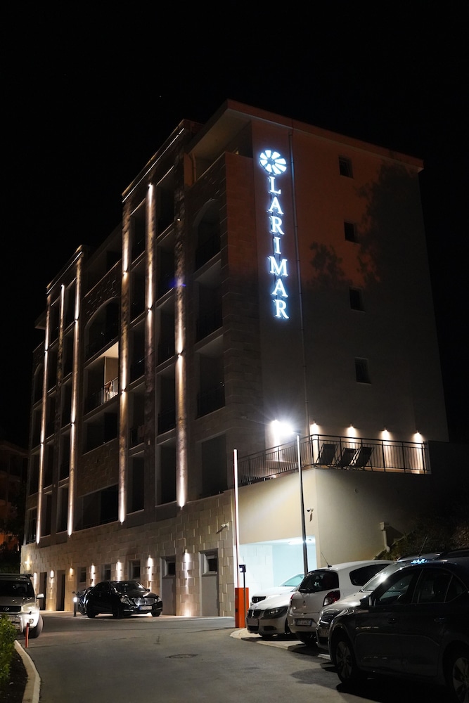 Hotel Larimar 2/50