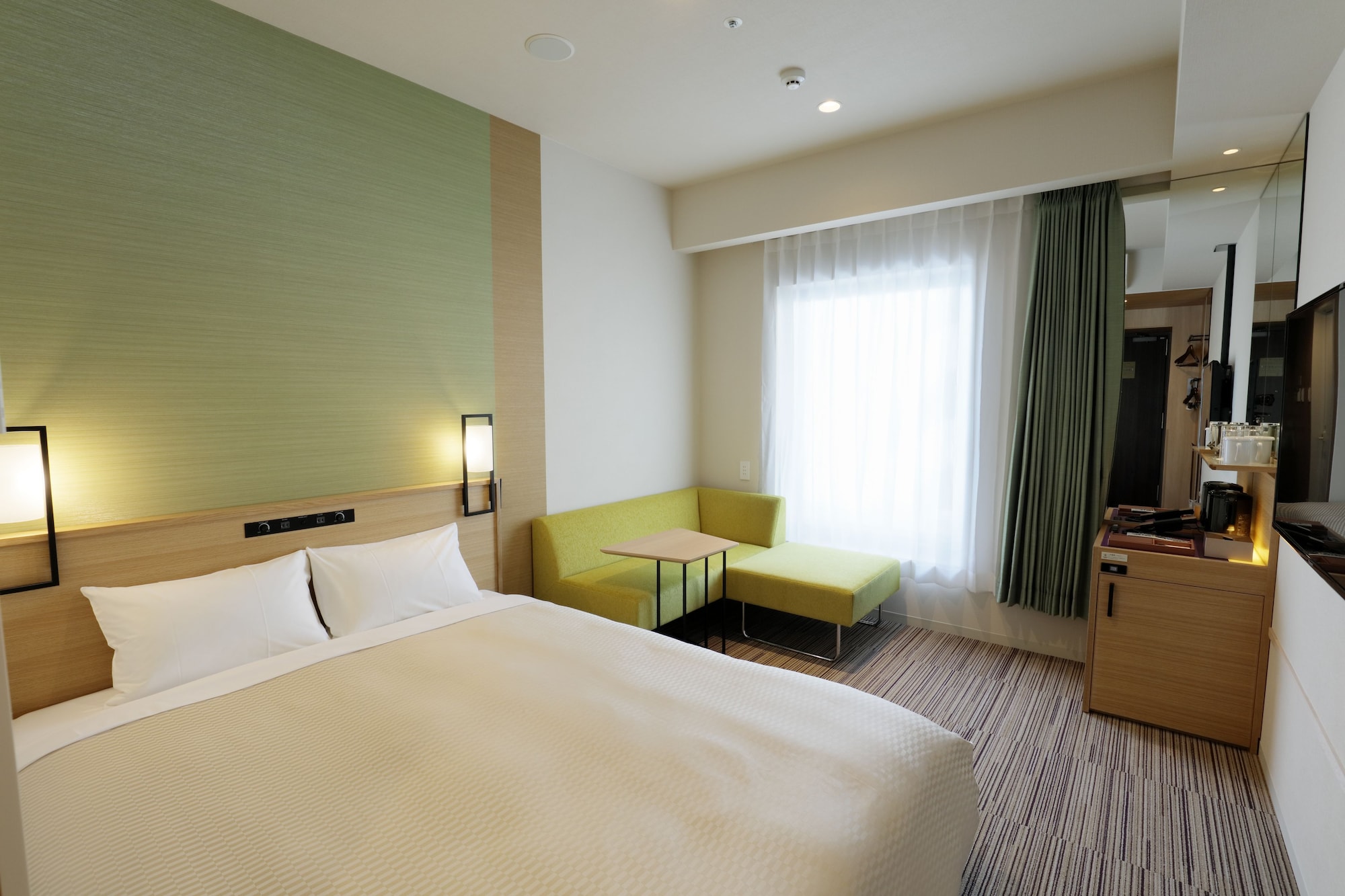 SUPERIOR, QUEEN BED