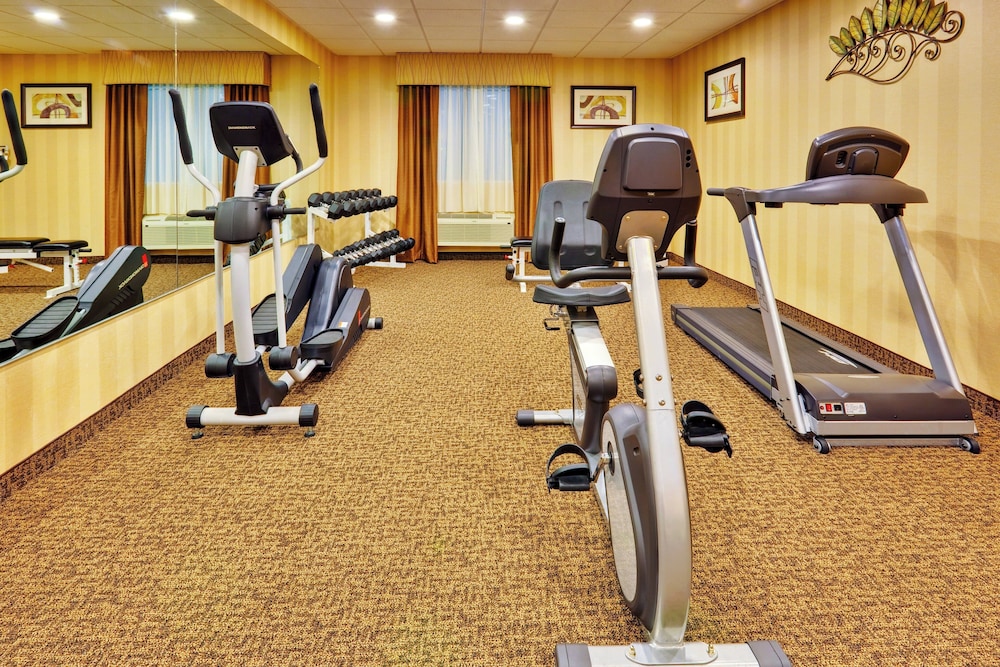 Holiday Inn Express Hotel Suites Byram 53/70