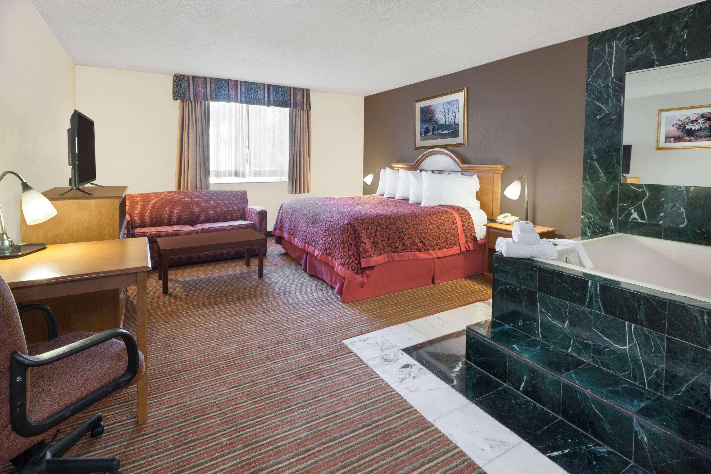 Studio, Suite, King Bed, Jetted Tub