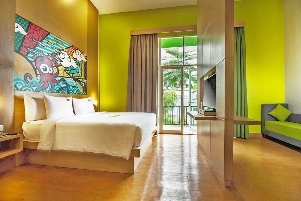 Max Warmth, Junior Suite, King Bed, MaxOneHotels.com at Resort Makassar 3/4