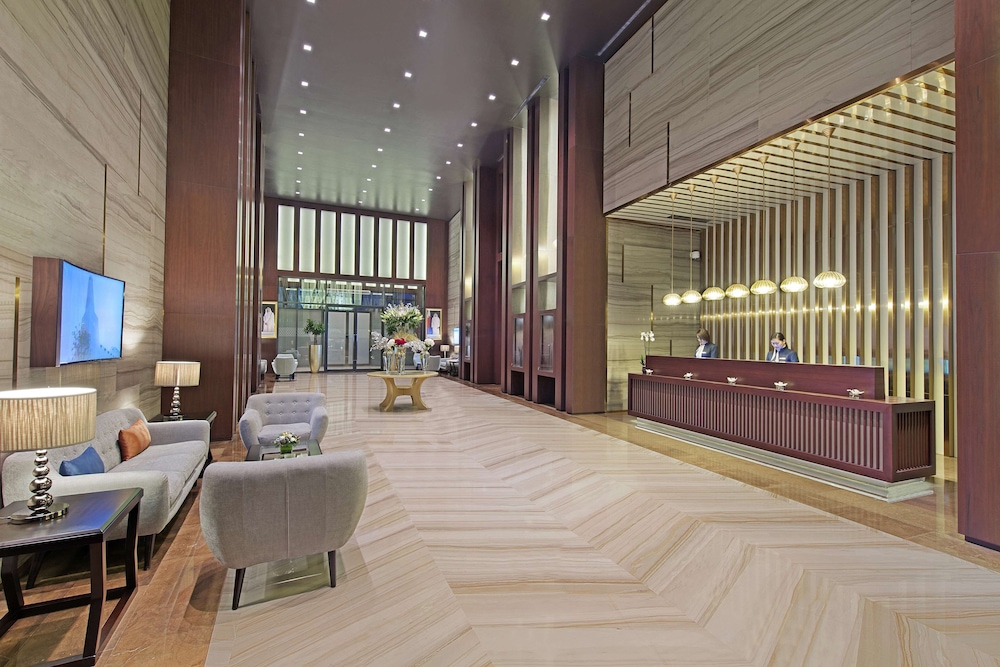 THE CURVE HOTEL 7/74