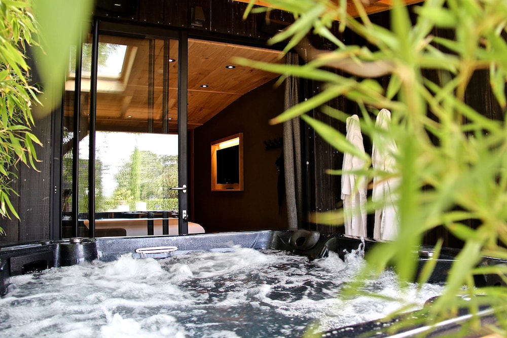 LE DOMAINE DES PRES VERTS SPA 25/50