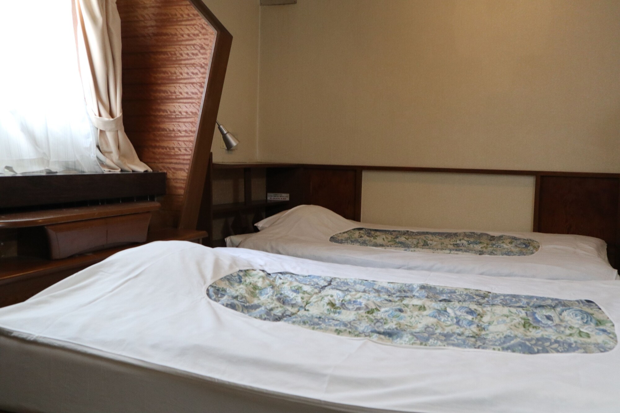 ROOM, TWIN BEDS