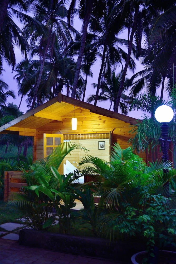 Majestic Beach Comforts 4/33