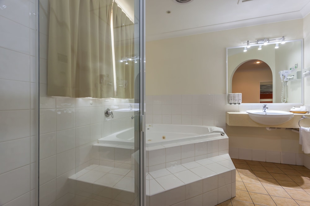 غرفة قياسية بسرير كوين بحوض جاكوزي، Best Western Tuscany On Tor Motor Inn 4/4