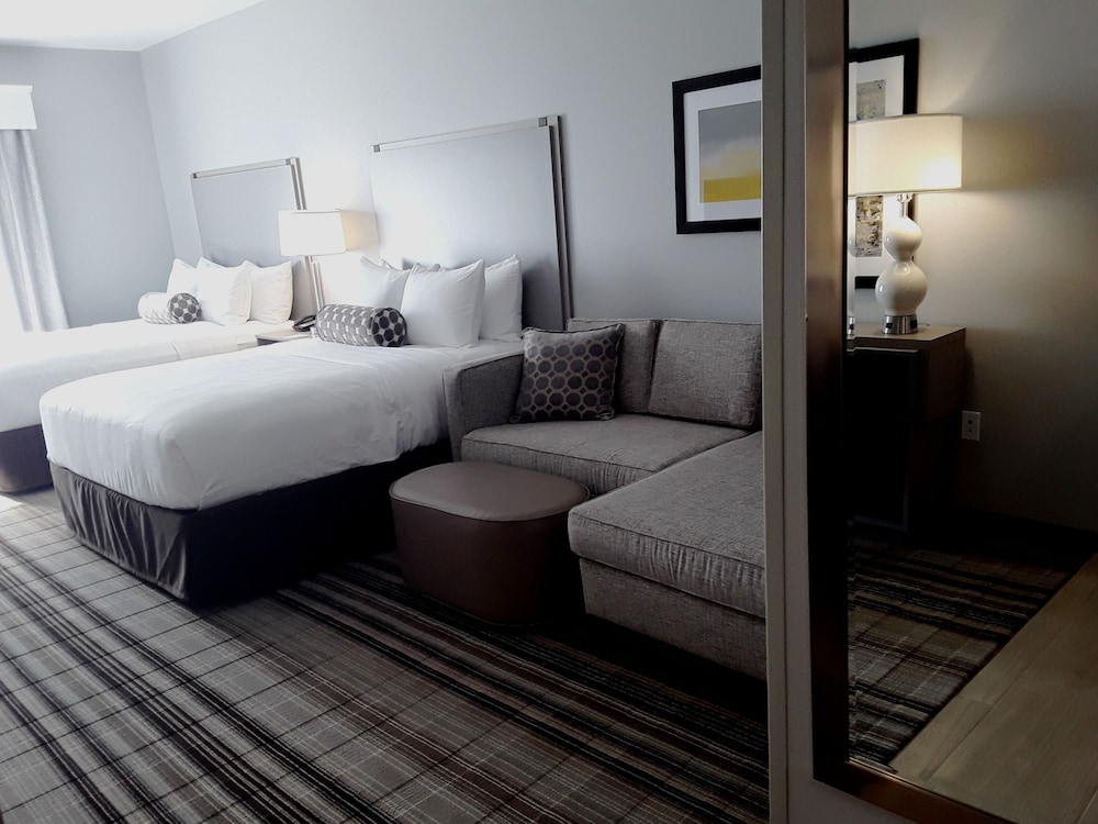 Hawthorn Suites by Wyndham Loveland 9/43