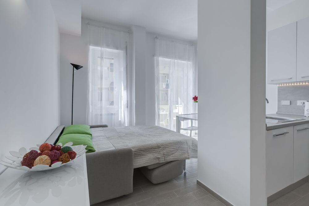 Trastevere White Apartment 12/17