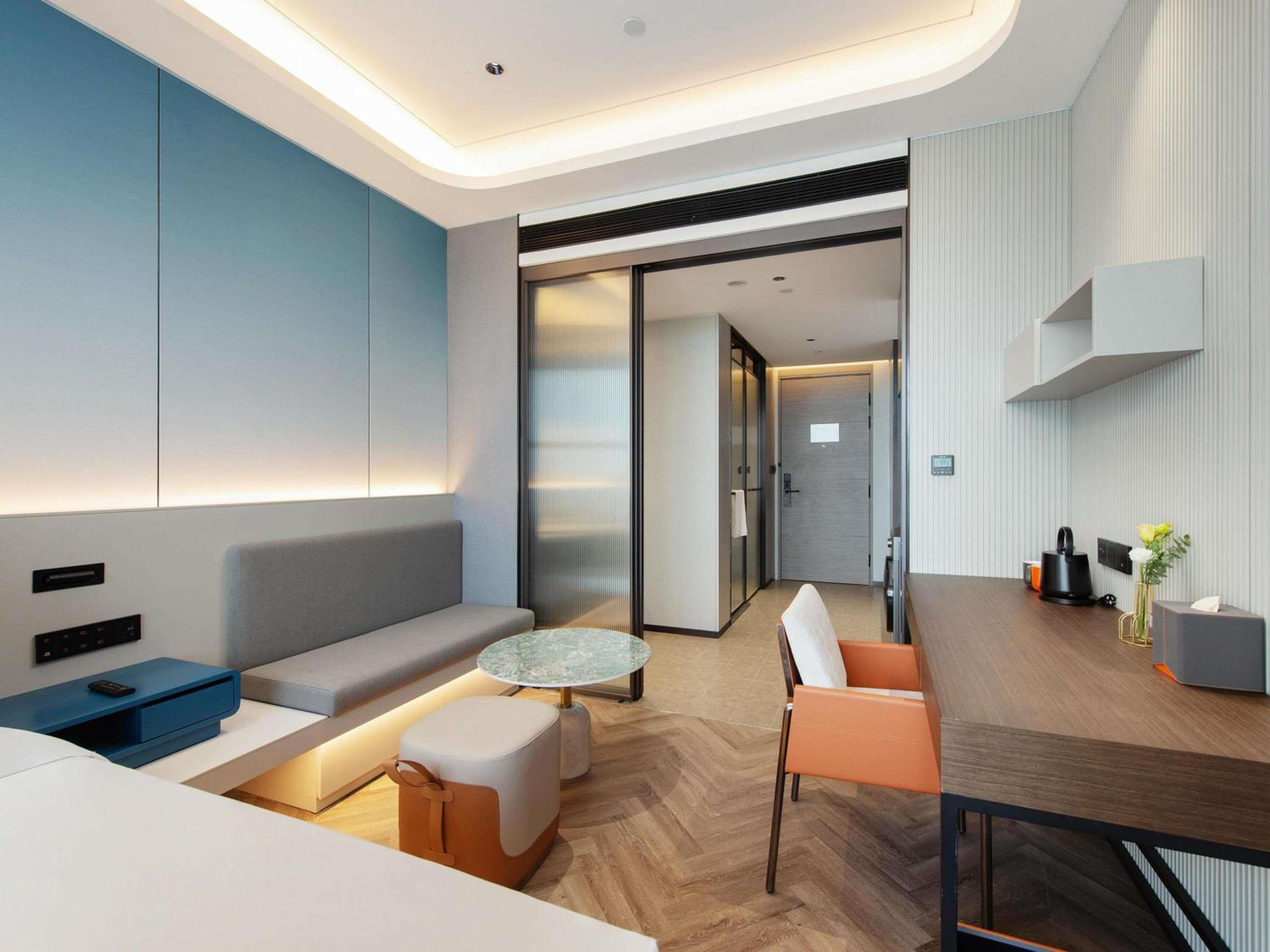 SUPERIOR, APARTMENT, KING BED