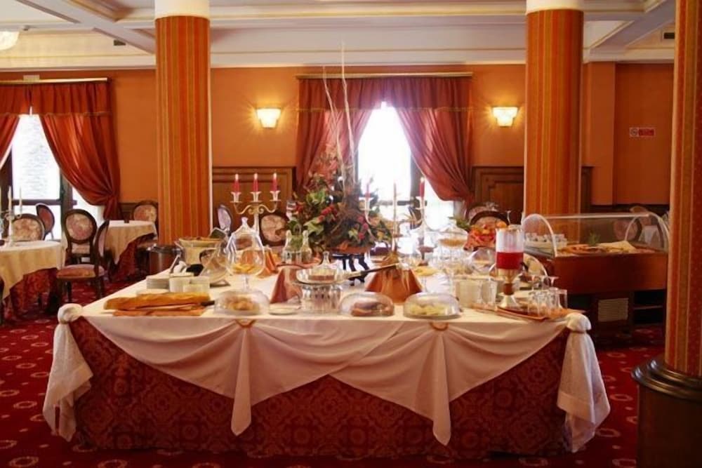 restaurant cafeteria