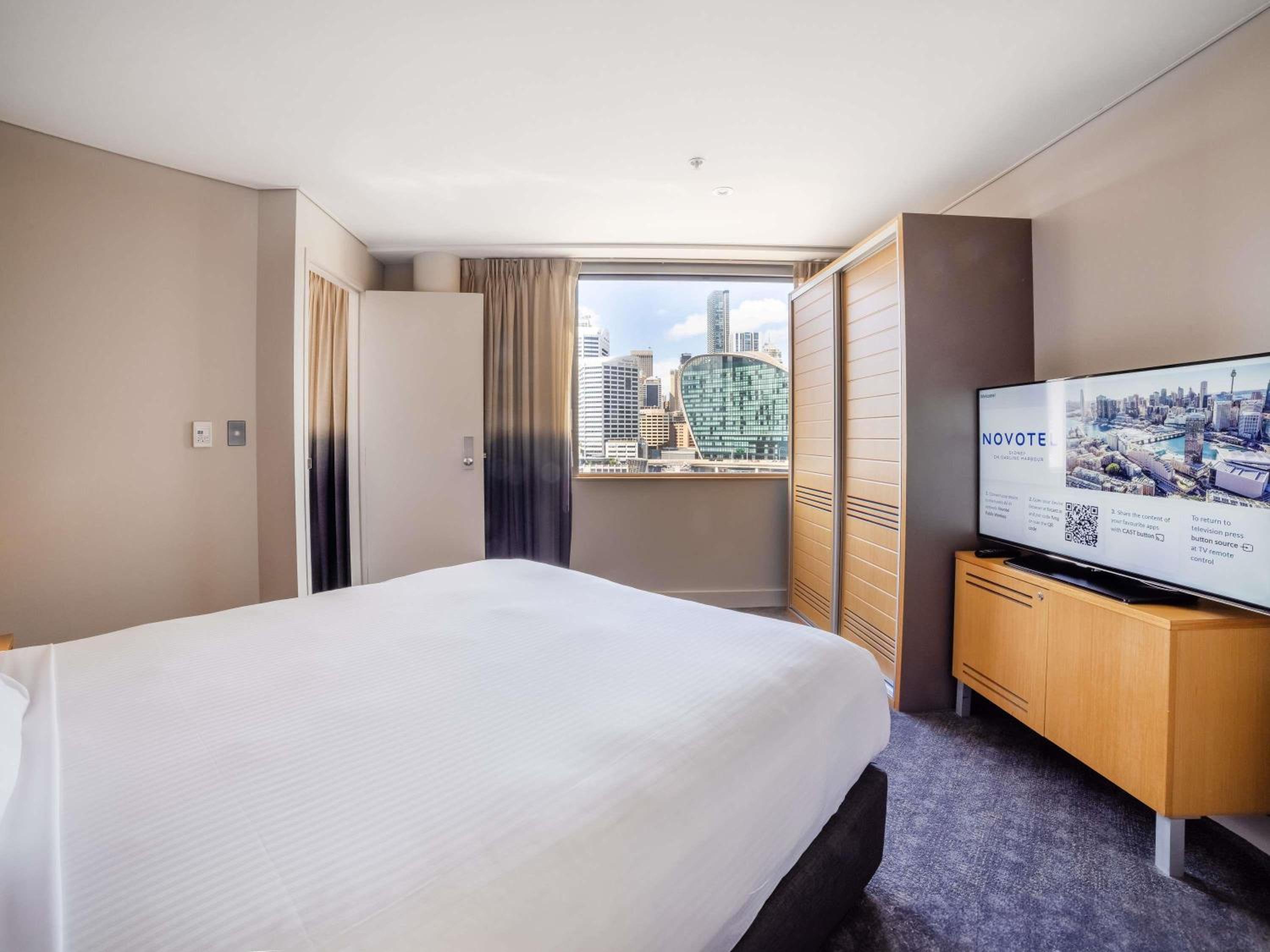 Executive, Suite, Queen Bed, City Skyline View, Sofa