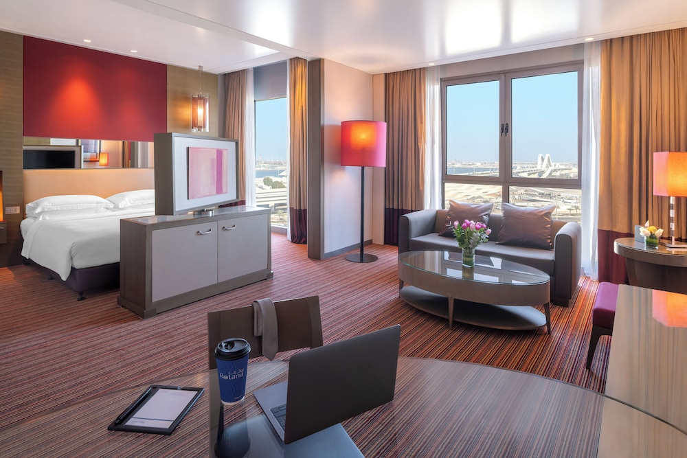 SUITE, CLUB LOUNGE ACCESS