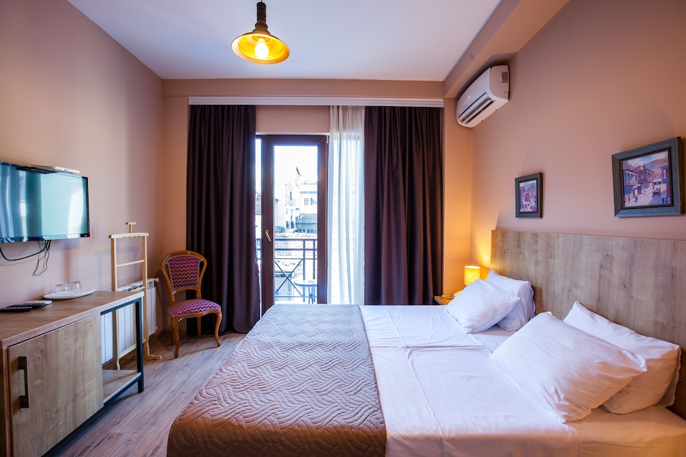 غرفة قياسية بسرير مزدوج أو سريرين منفصلين بإطلالة على المدينة بشرفة