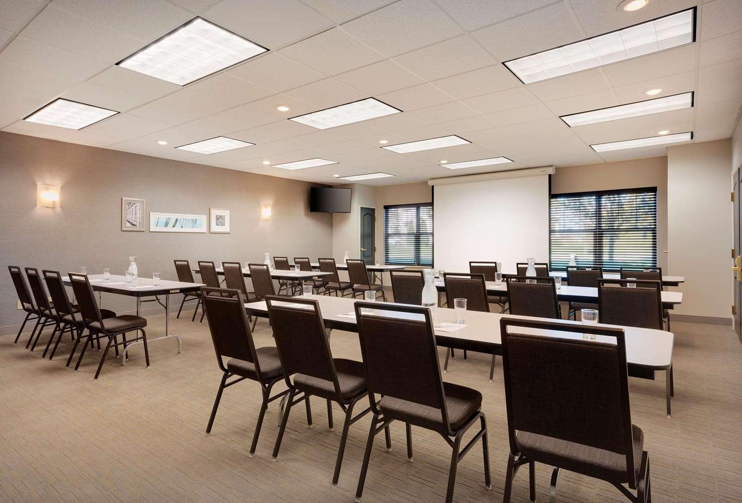 Country Inn & Suites by Radisson Albertville near Outlet Mall 21/21