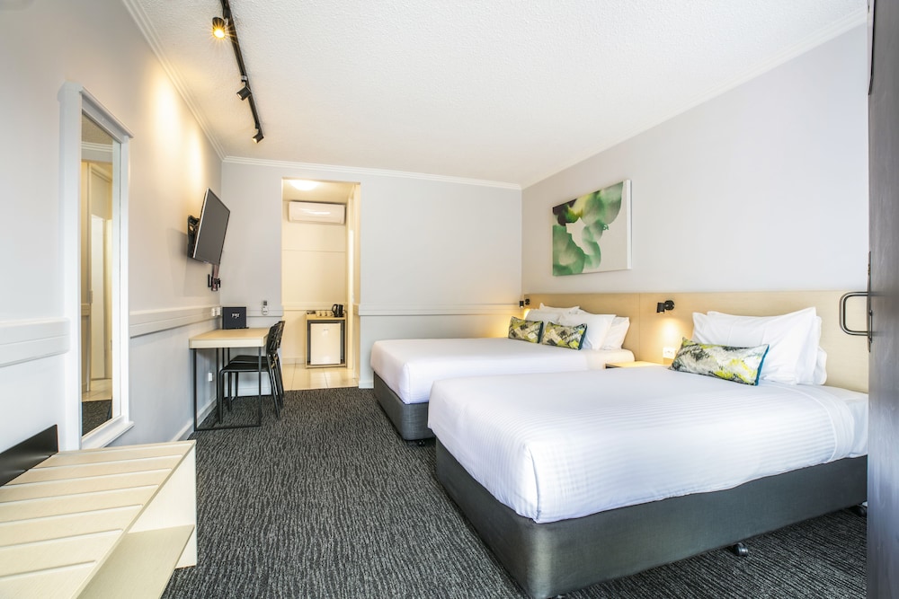 STUDIO, TWIN BEDS