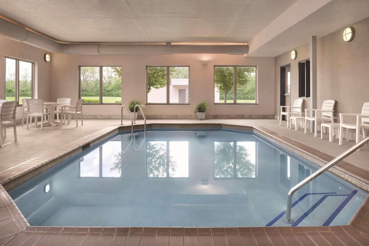 Country Inn & Suites by Radisson, Springfield Southeast 2/7