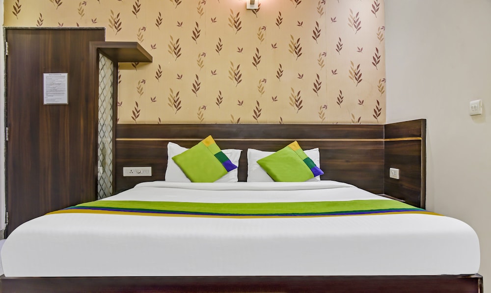 Oyo Rooms Sargam Cinemas 14/50
