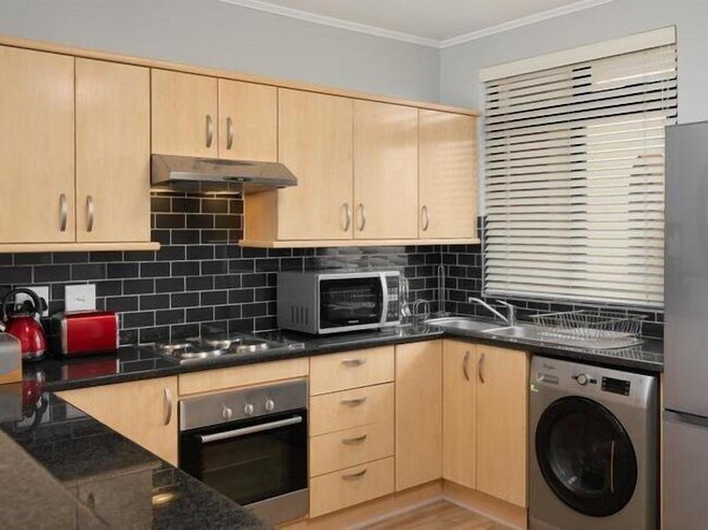 Century City Boutique Apartments 18/50