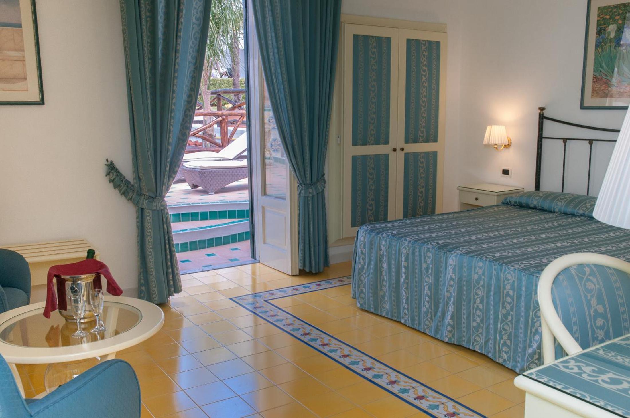 Room, Double or Twin Bed, Lateral Side Sea View
