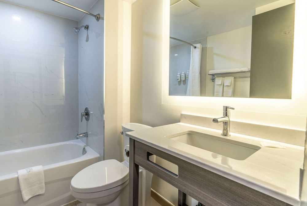 Ramada by Wyndham Kingston 48/50