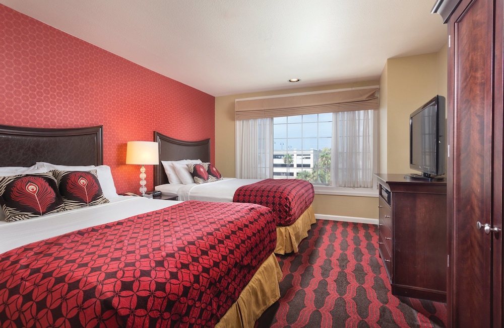 Peacock Suites 18/47
