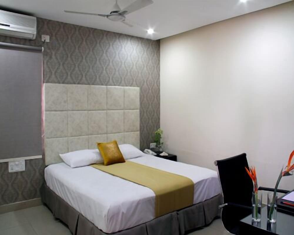 Hotel At Home Suites 11/40