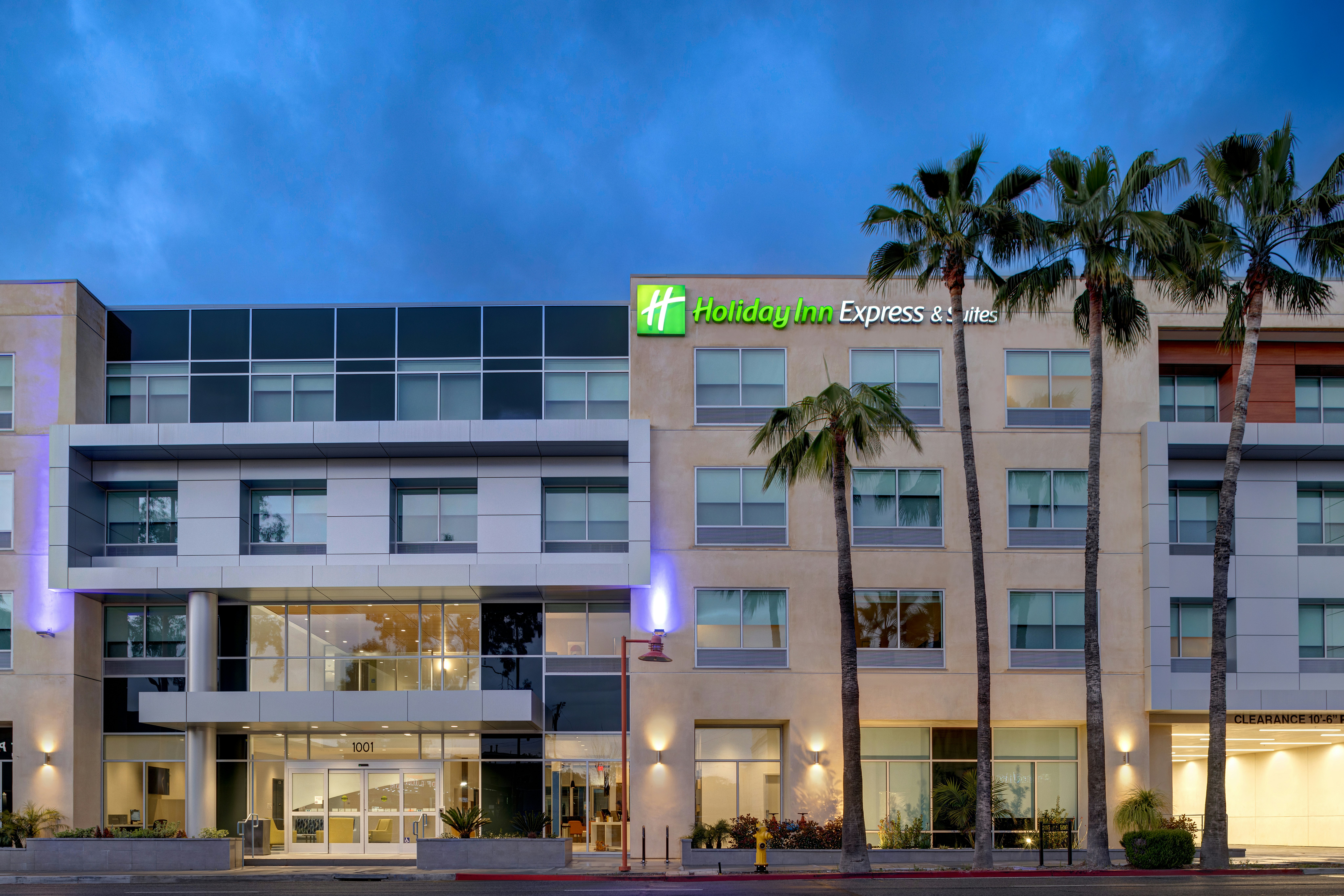 Holiday Inn Express and Suites Glendale Downtown 1/44