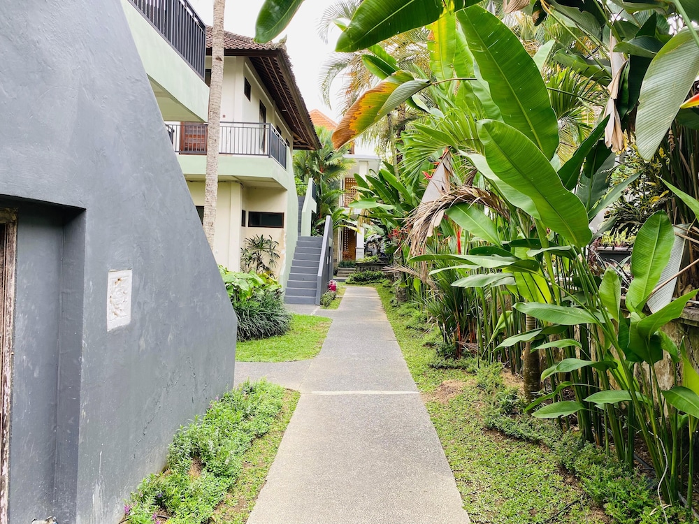 Putri Ayu Cottages 58/63