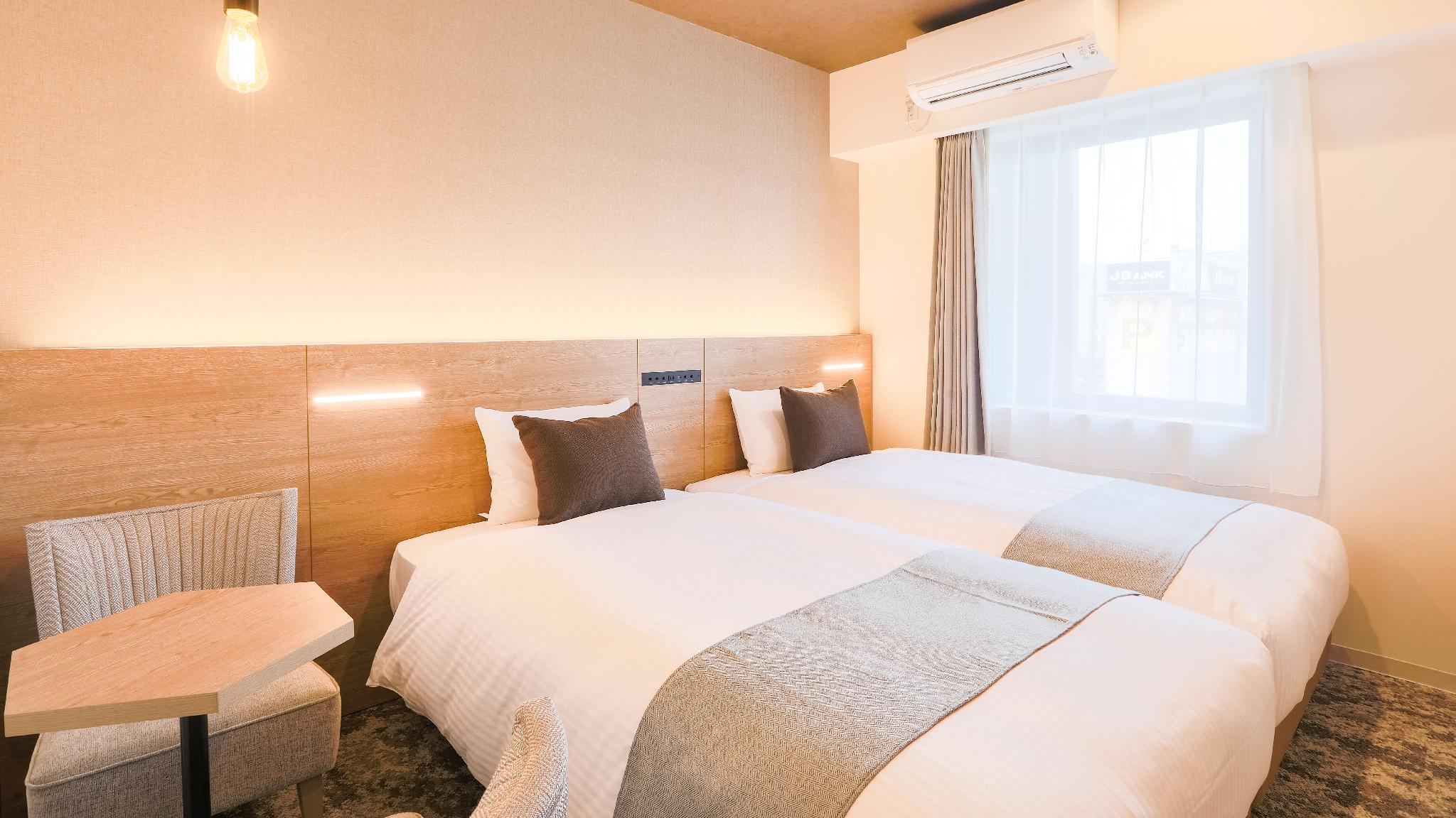 Hollywood, Standard, Twin Beds