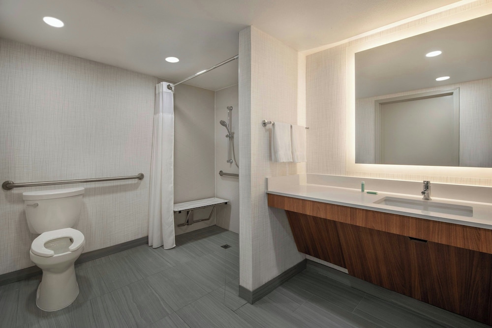 Fairfield Inn Suites By Marriott Oakland Hayward 46/48