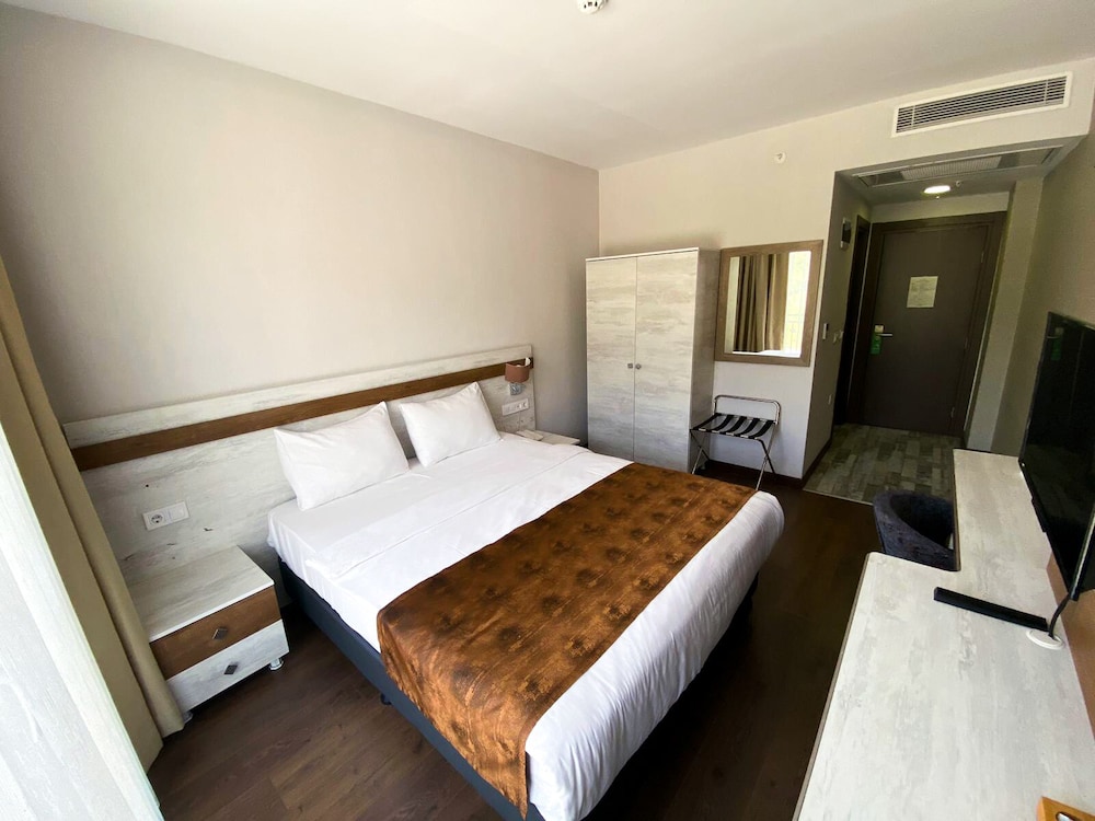 Kanyonvadi Hotel 8/47