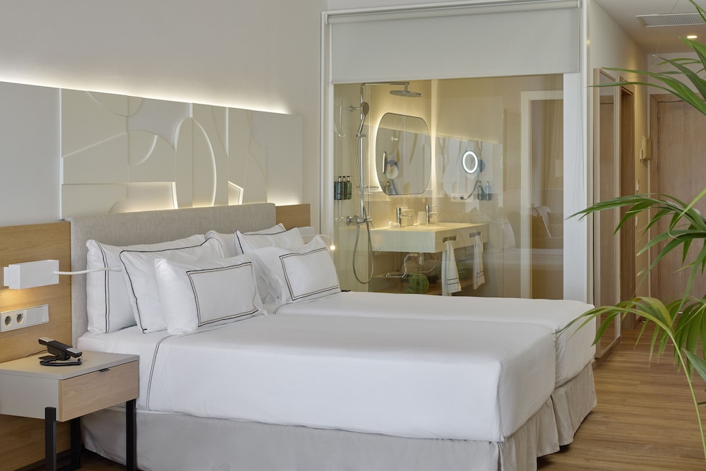 The Level, Junior Suite, King Bed, Pool Access