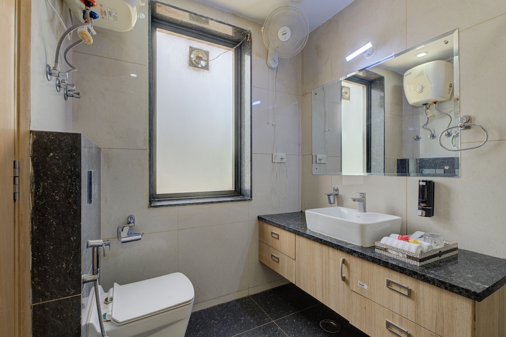 BlueNeck Sec 47 Near Medanta - The Medicity Gurugram 40/43