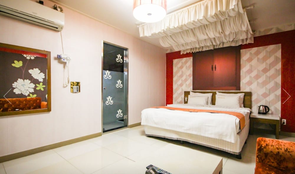 Beauty Motel 5/56