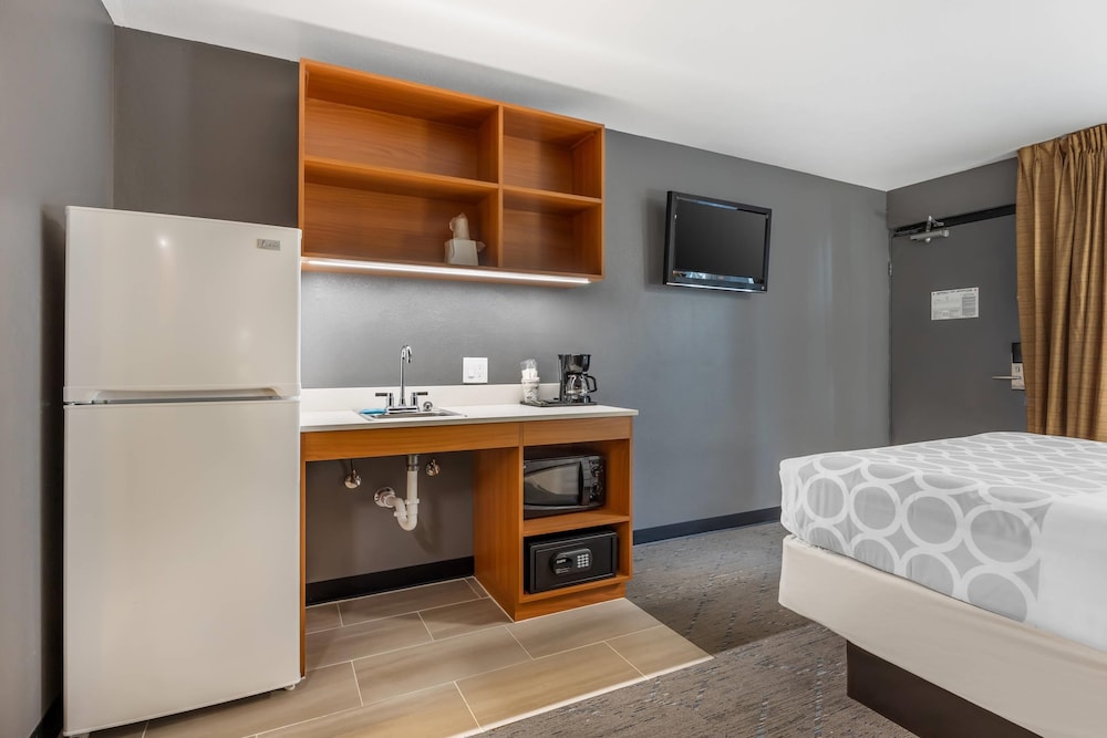 غرفة بسرير كوين لذوي الإعاقة، Suburban Studios Branson On The Strip 6/9