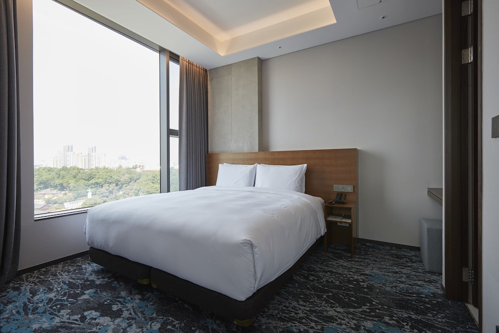 Hotel In 9 28/66