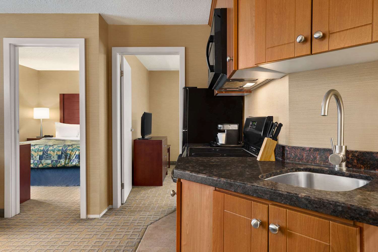 Travelodge by Wyndham Oshawa Whitby 17/18