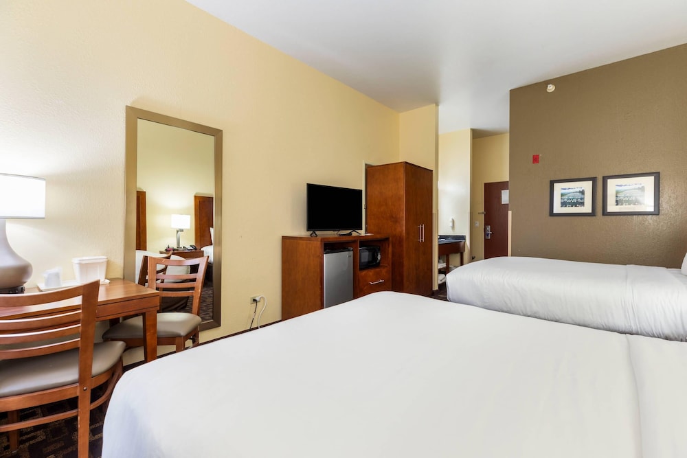 Comfort Inn and Suites North Aurora Naperville 8/50