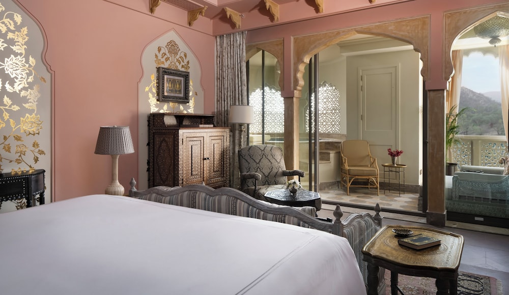 LANDMARK, KING BED